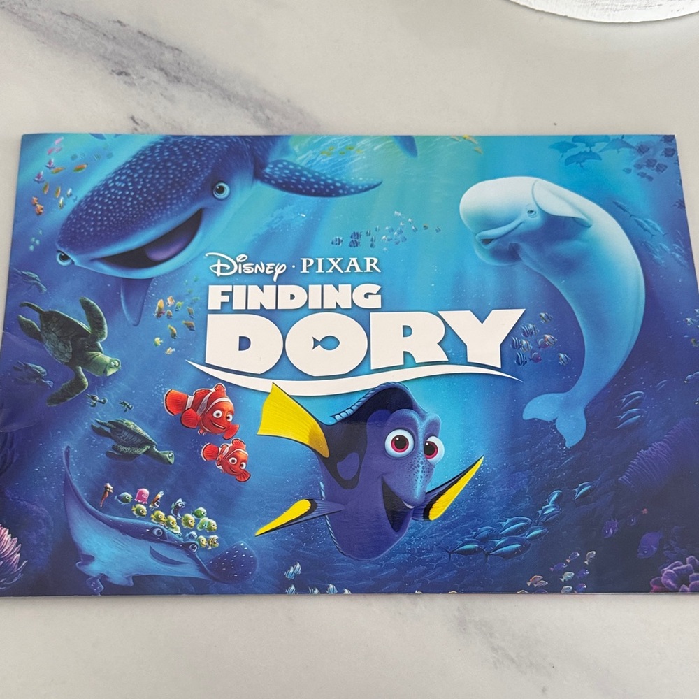 DISNEY STORE EXCLUSIVE Finding Dory 4 Poster Prints in Collectible Folder